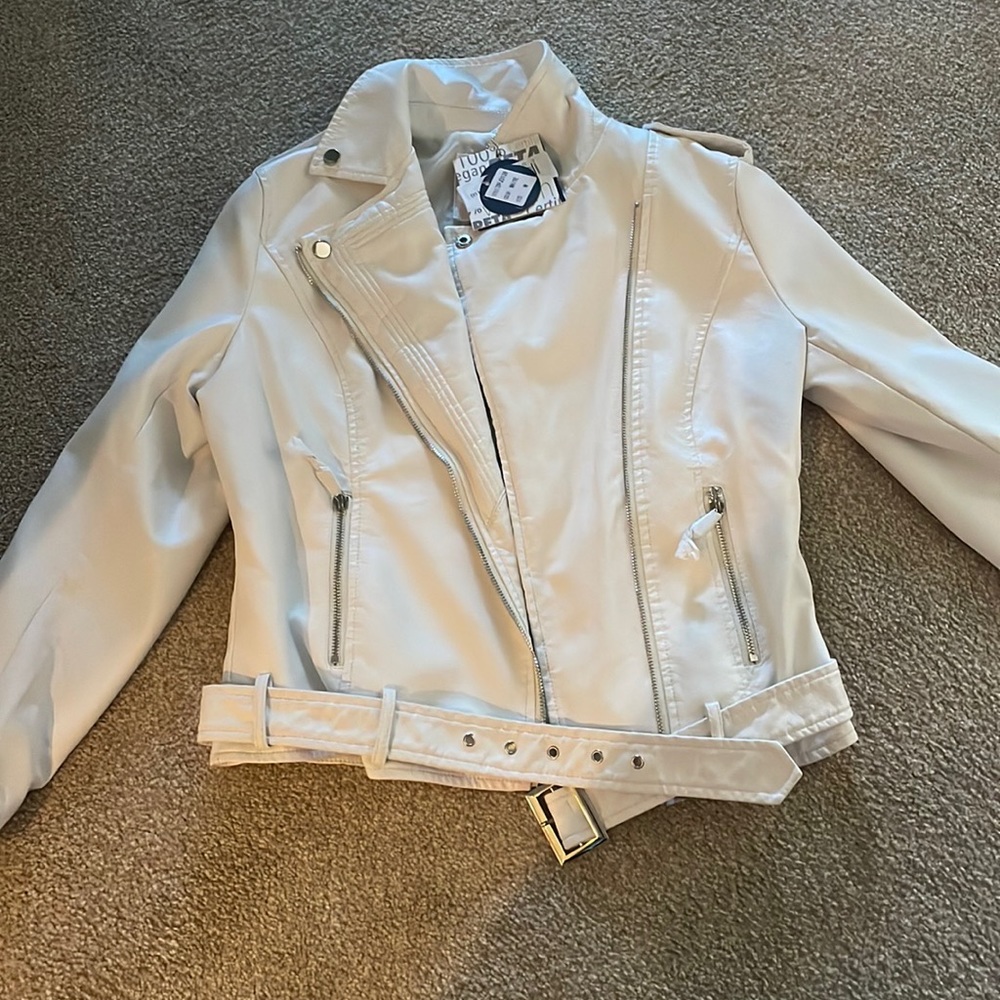 NEVER WORN!! WHITE VEGAN LEATHER JACKET. SIZE MEDIUM